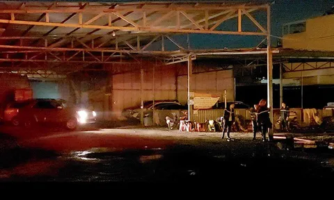 Cháy bãi xe trong đêm, người dân ôm tài sản bỏ chạy